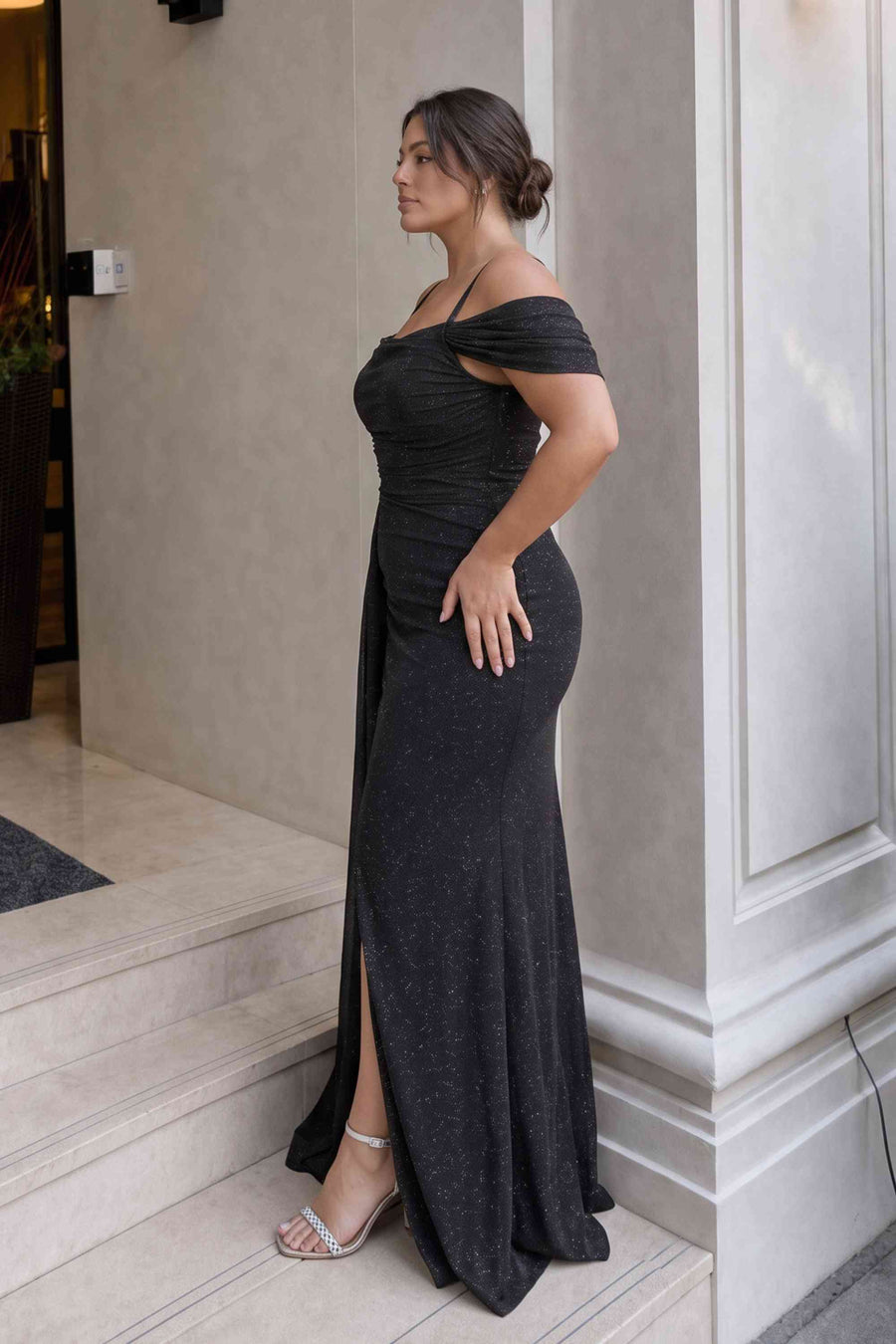 Siyah Askılı Düşük Omuz Yırtmaç Detay Abiye Elbise